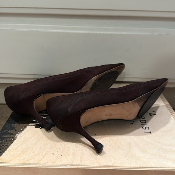 Manolo Blahnik Women's Pointed Toe Classic Pumps - Picture 6 of 6